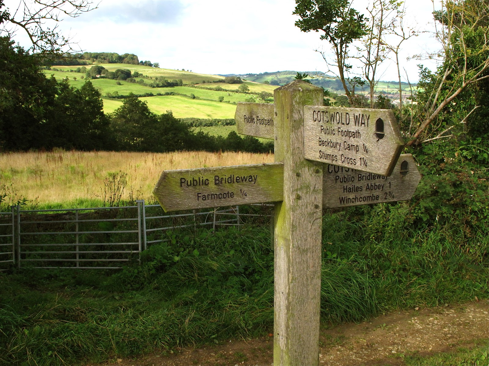 Sign Pointing Towards The Cotswold Way