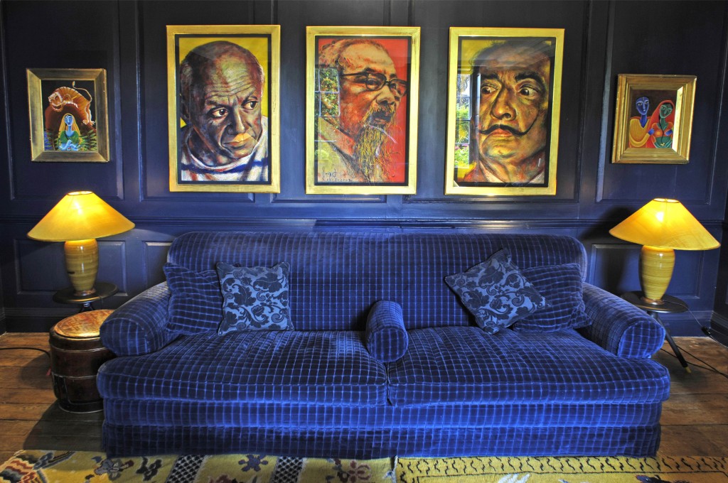 Blue Couch With Lamps And Pictures
